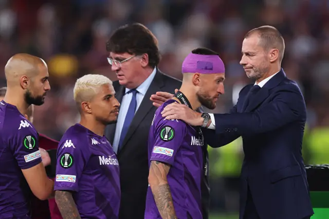 Fiorentina collect their medals