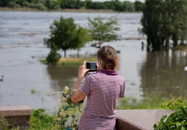 Ukrainian surveys the flood