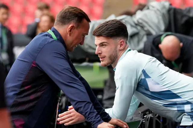 Mark Noble speaking to Declan Rice