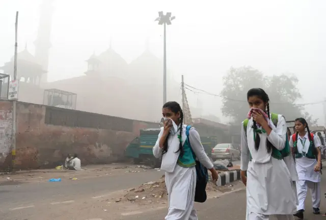 Heavy smog in Delhi in 2017