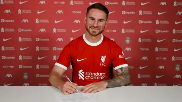 Alexis Mac Allister signs his Liverpool contract