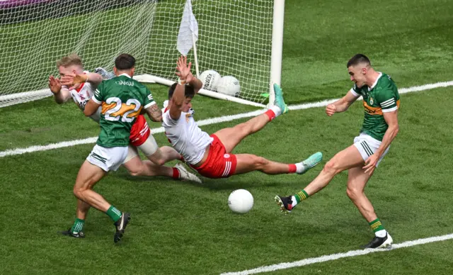 Sean O'Shea of Kerry scores