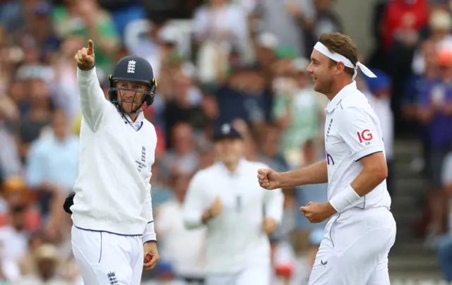 Joe Root pointing after the wicket of Travis Head