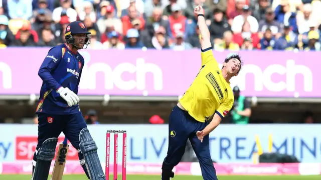 John Turner bowls for Hampshire v Essex