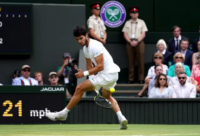 Carlos Alcaraz plays a 'tweener' lob