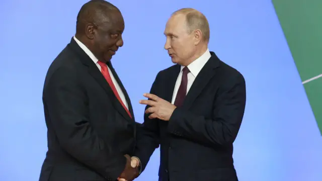 Russian President Vladimir Putin (R) greets South African President Cyril Ramaphosa (L) - 2019