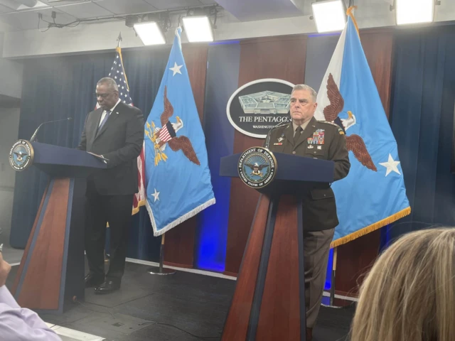 US defence secretary and army chief at a press conference