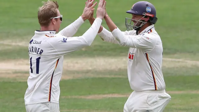 Simon Harmer celebrates wicket