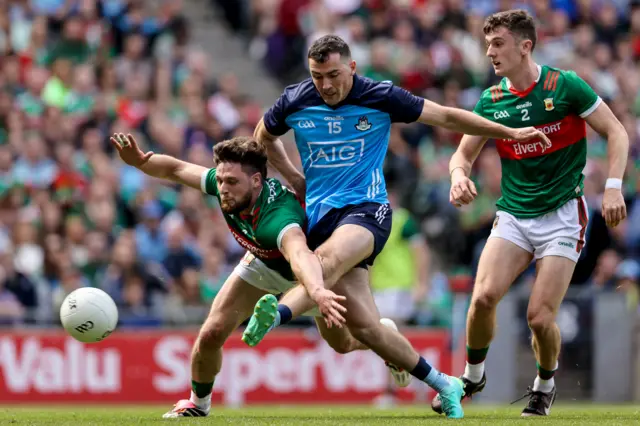 Colm Basquel scores a goal despite Pádraig O’Hora