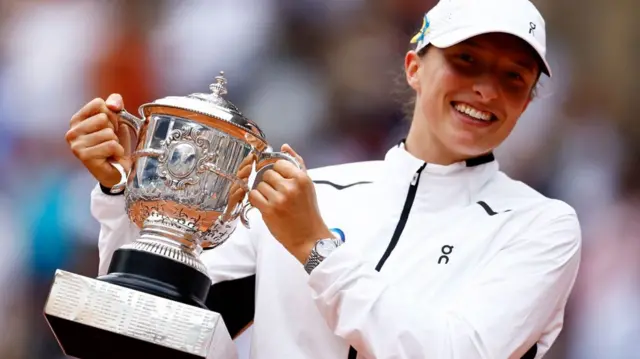 Iga Swiatek holds the French Open trophy