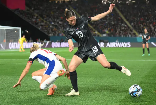 Rebekah Stott dispossesses Ada Hegerberg.