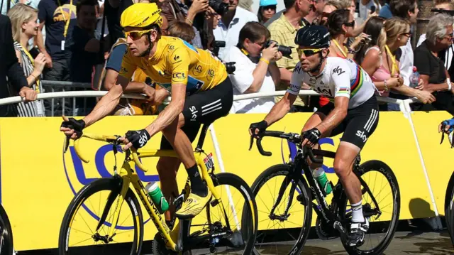 Bradley Wiggins leads Mark Cavendish on the final stage at the 2012 Tour de France