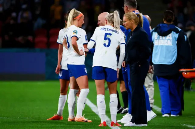 Sarina Wiegman gives instructions to Kelly and Greenwood.