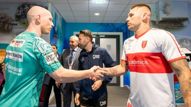 Wigan and Hull KR captains shake hands