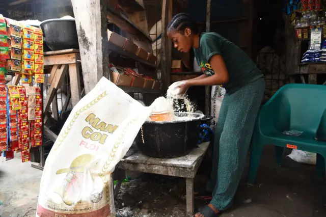 Vendor measuring flour