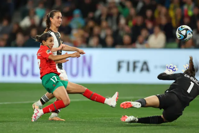 Sara Daebritz chips the ball over goalkeeper Khadija Er-Rmichi