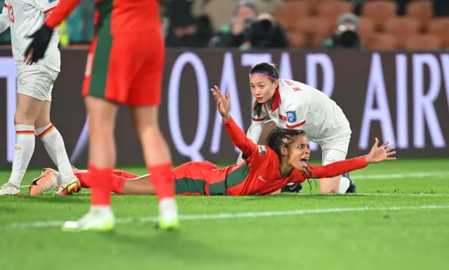 Jessica Silva appeals for a penalty from the floor for a tug on her shirt.