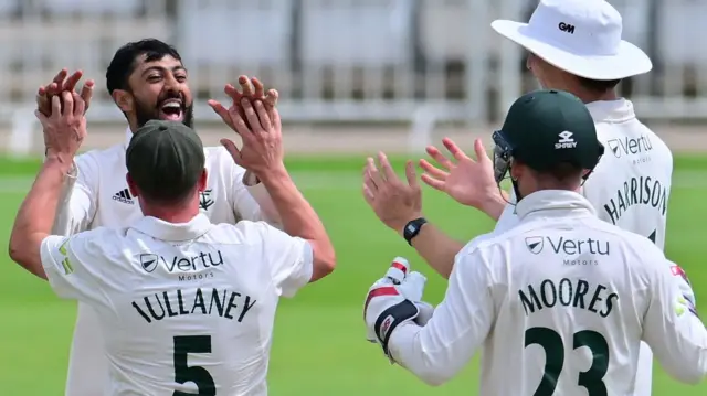 Nottinghamshire players celebrate victory against Kent