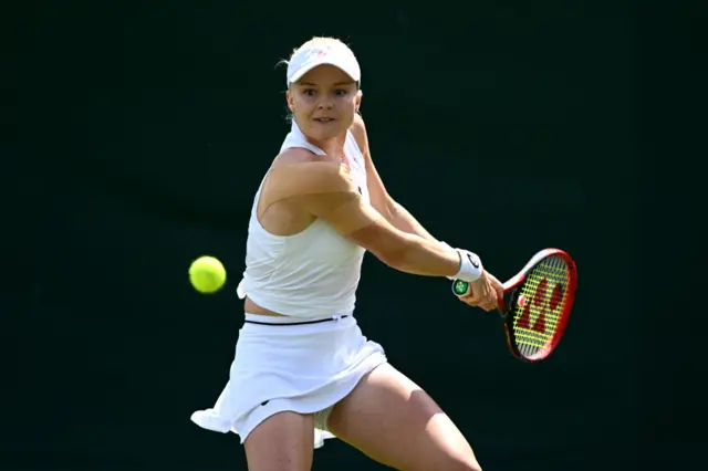 Harriet Dart ready to hit a backhand.