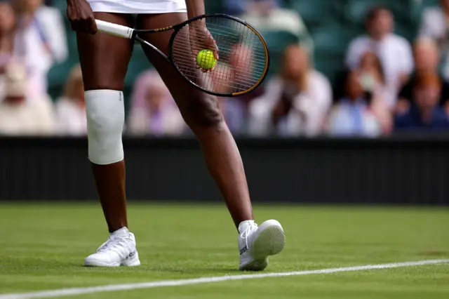 General view of Venus Williams' knee brace