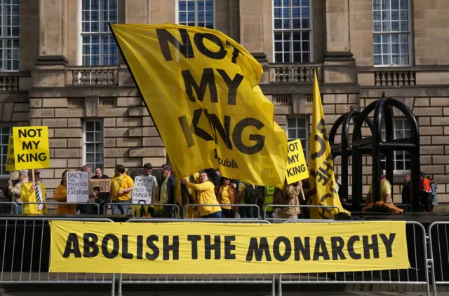 Anti-monarchy protesters in Edinburgh