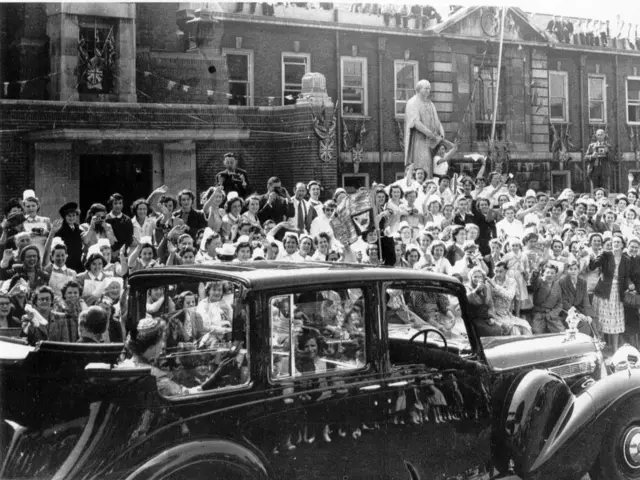 Elizabeth II at the hospital in 1953