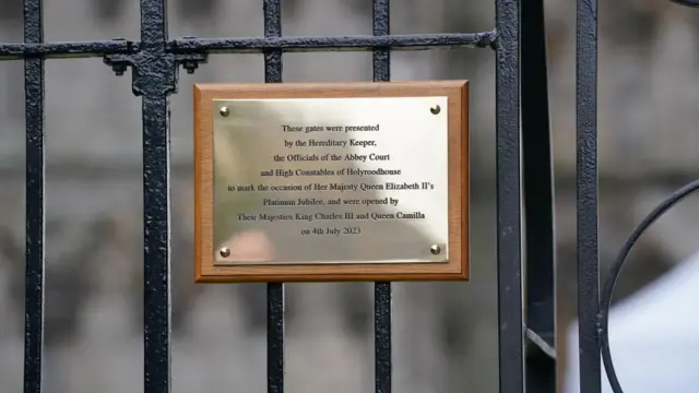 The plaque was installed onto the Jubilee Gates of Holyrood Palace