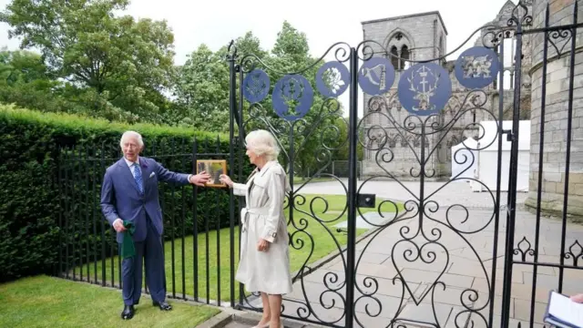 The King and Queen Camilla unveil the plaque outside Holyroodhouse