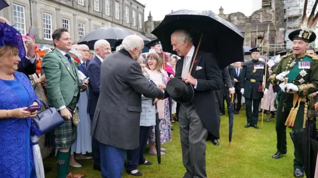 Later on, the King hosted a garden party in keeping with the traditions of Royal Week