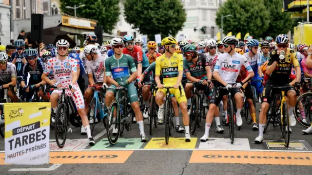 Peloton at the start in Tarbes