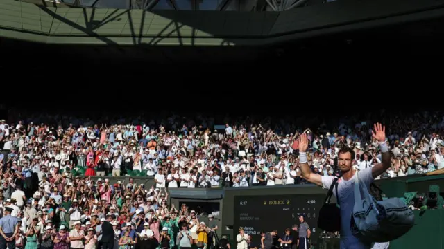 Andy Murray waves to the crowd