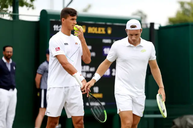 Alexander Erler and Lucas Miedler celebrate a point and prepare for the next one.