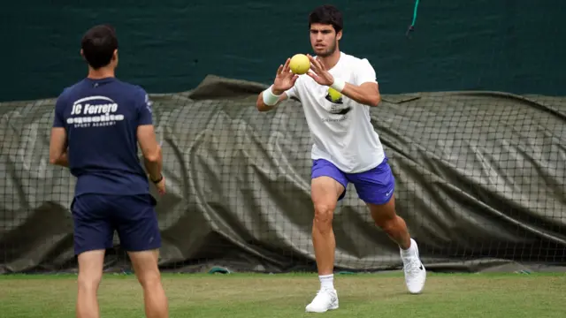 Carlos Alcaraz warming up