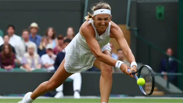 Victoria Azarenka plays a backhand