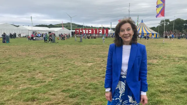 Mererid Hopwood ar faes yr Eisteddfod