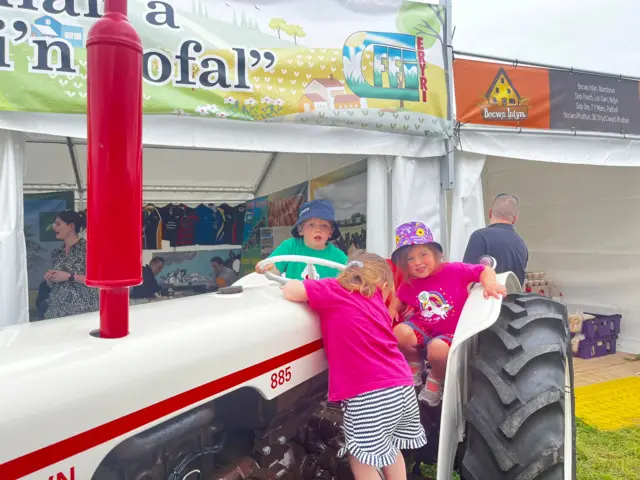 Tomi ar y tractor