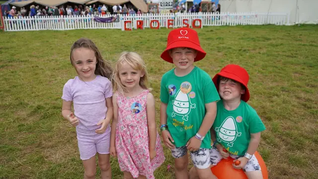 Mabli, Ela, Gruff a Mabon yn mwyhau'r heulwen