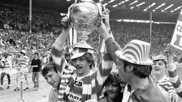 Brett Kenny celebrates with the Challenge Cup on his head