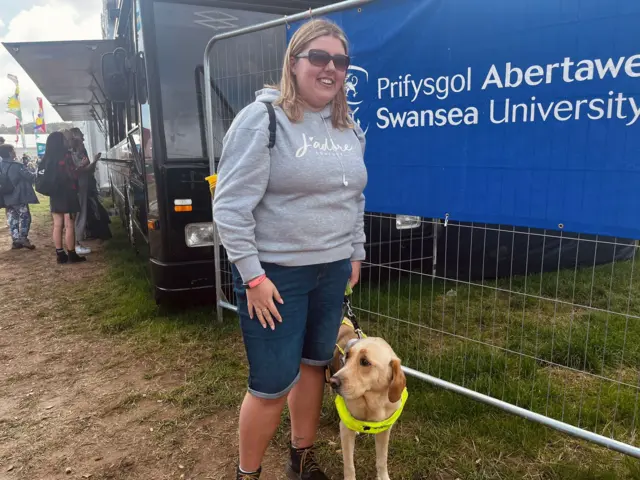 Dynes a chi ar faes yr Eisteddfod