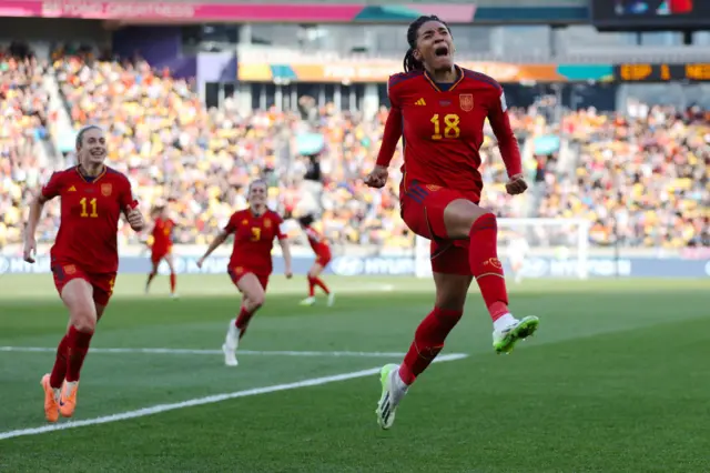 Salma Paralluelo scores for Spain in extra time