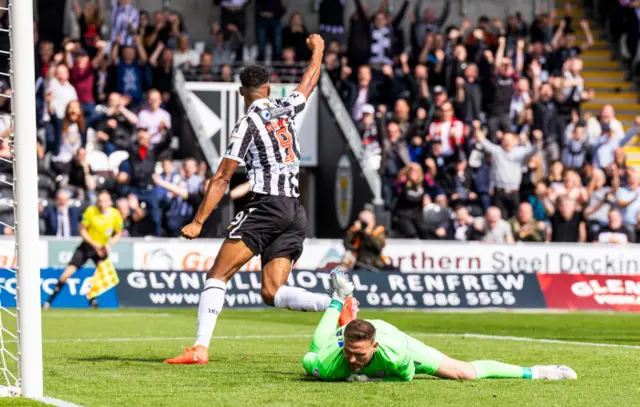 St Mirren are well on top against Dundee