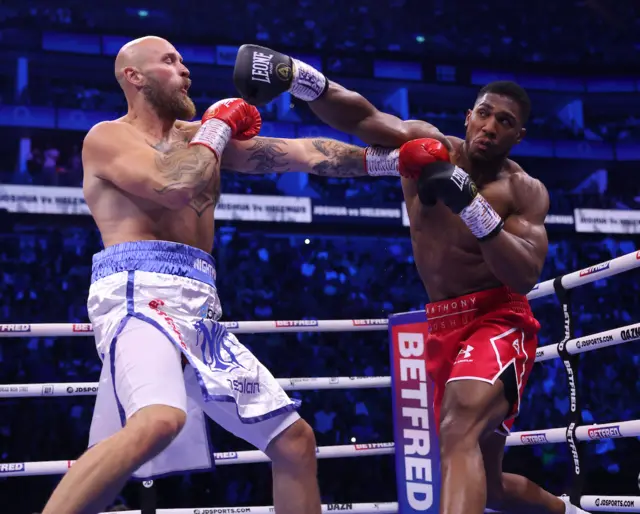 Anthony Joshua throwing a punch at Robert Helenius