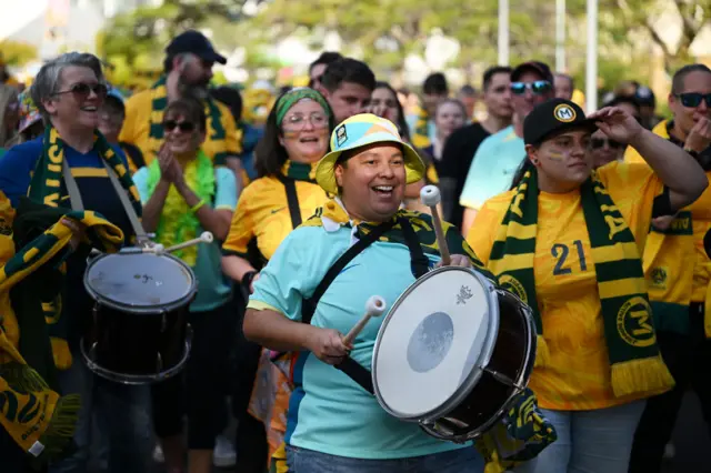 Australia v France (08:00 BST)