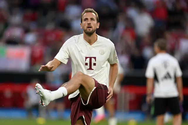 Harry Kane warms up ahead of his Bayern debut.