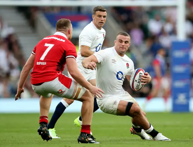 Ben Earl attacking with the ball