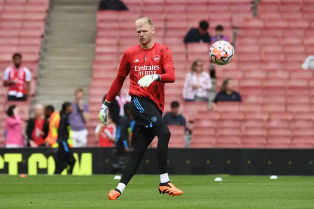 Ramsdale warms up ahead of Arsenal's match with Forest.