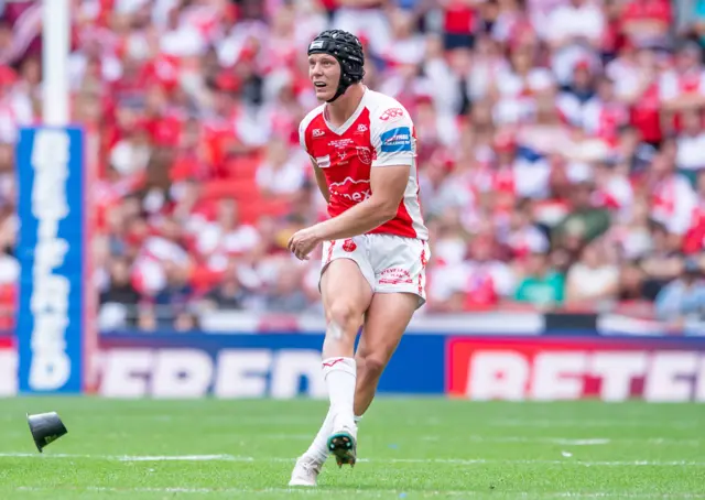 Brad Schneider kicks another penalty for Hull KR