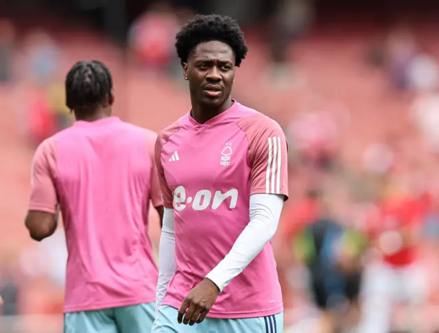 Ola Aina warms up at the Emirates before kick off.