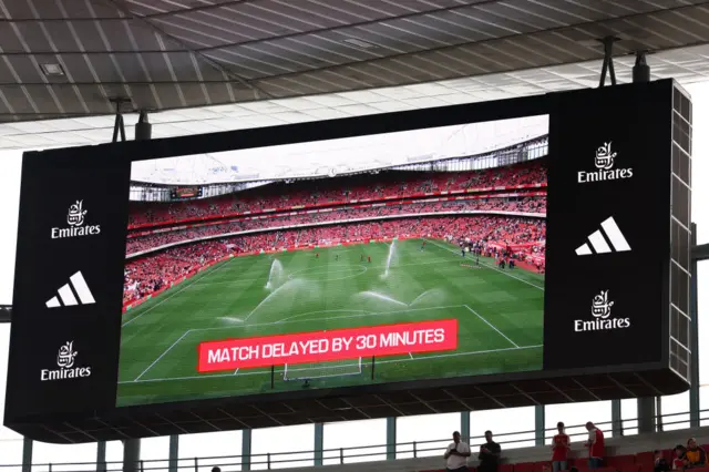 The big screen announces a 30 minute delay to kick off at the Emirates.