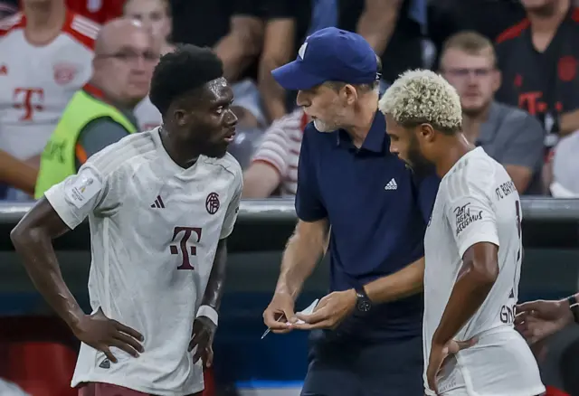 Tuchel does a mini tactical briefing with Gnabry and Sane.